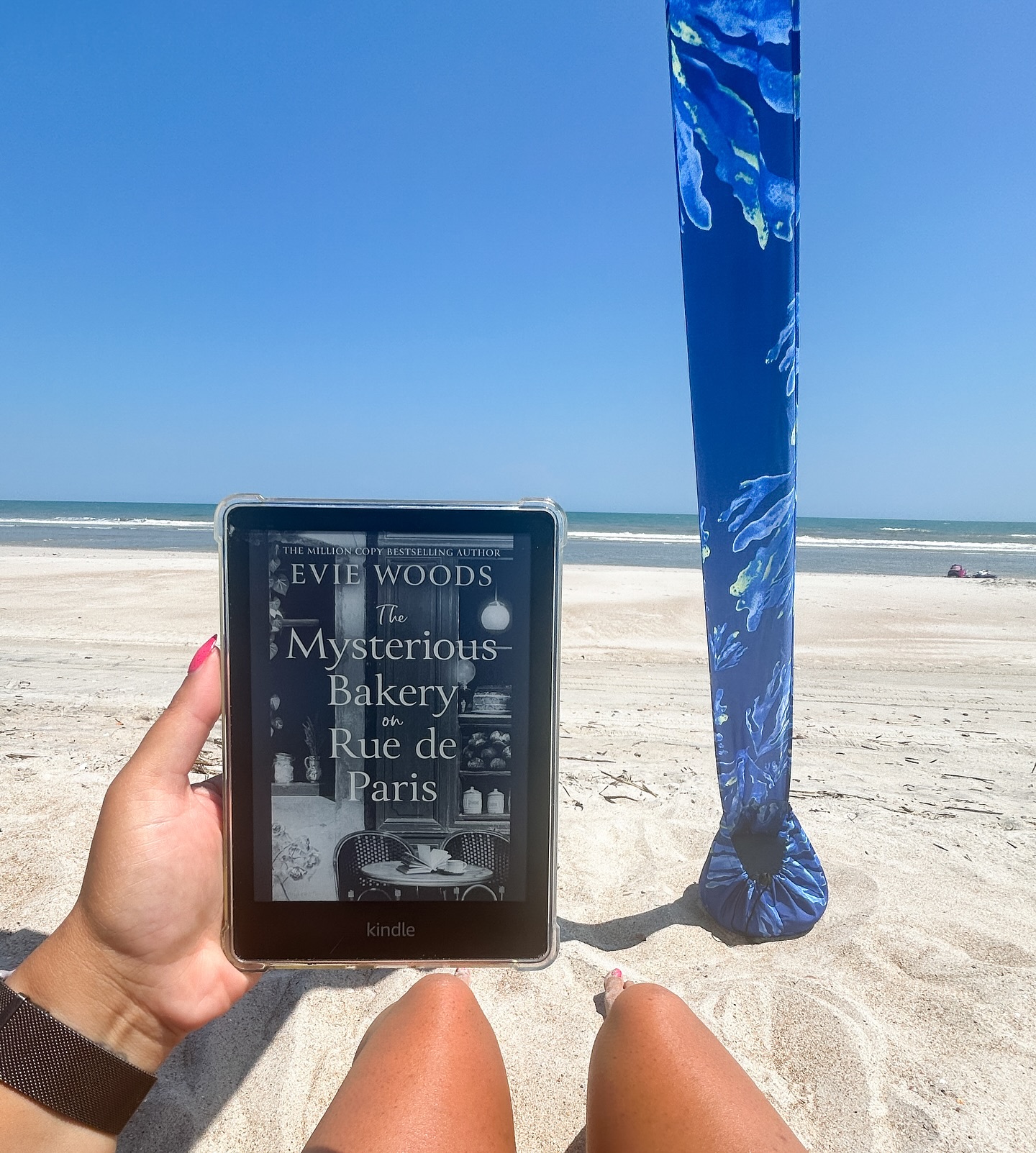 Apparently summer means this is a book account again. 😏

#bookish #readmore #booklover #beestacksbooks #bookstagram #bookrecommendation