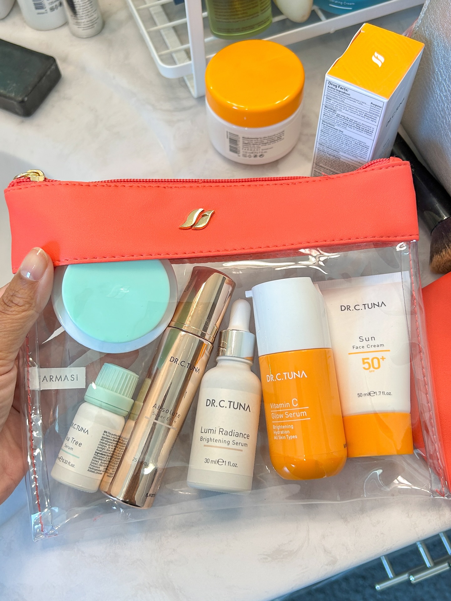 Having all my skincare necessities with me makes vacation a breeze. 🧖🏽‍♀️

What’s in my little pack:

✅ Tea Tree Serum
✅ Absolute Serum Elixir 
✅ Lumi Radiance Brightening Serum
✅ Vitamin C Glow Serum
✅ Tea Tree Face Cream
✅ SPF 50 Face Sun Cream 

What part of your skincare routine is a must have for you when you travel? 🧳