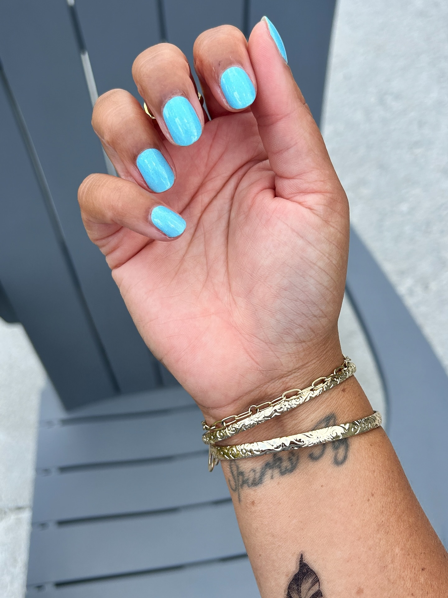 Not ready to give up summer any time soon. Added this bright blue pop of color to my nails, taking me right back to the ocean & sky. 🌊🏙️🌤️