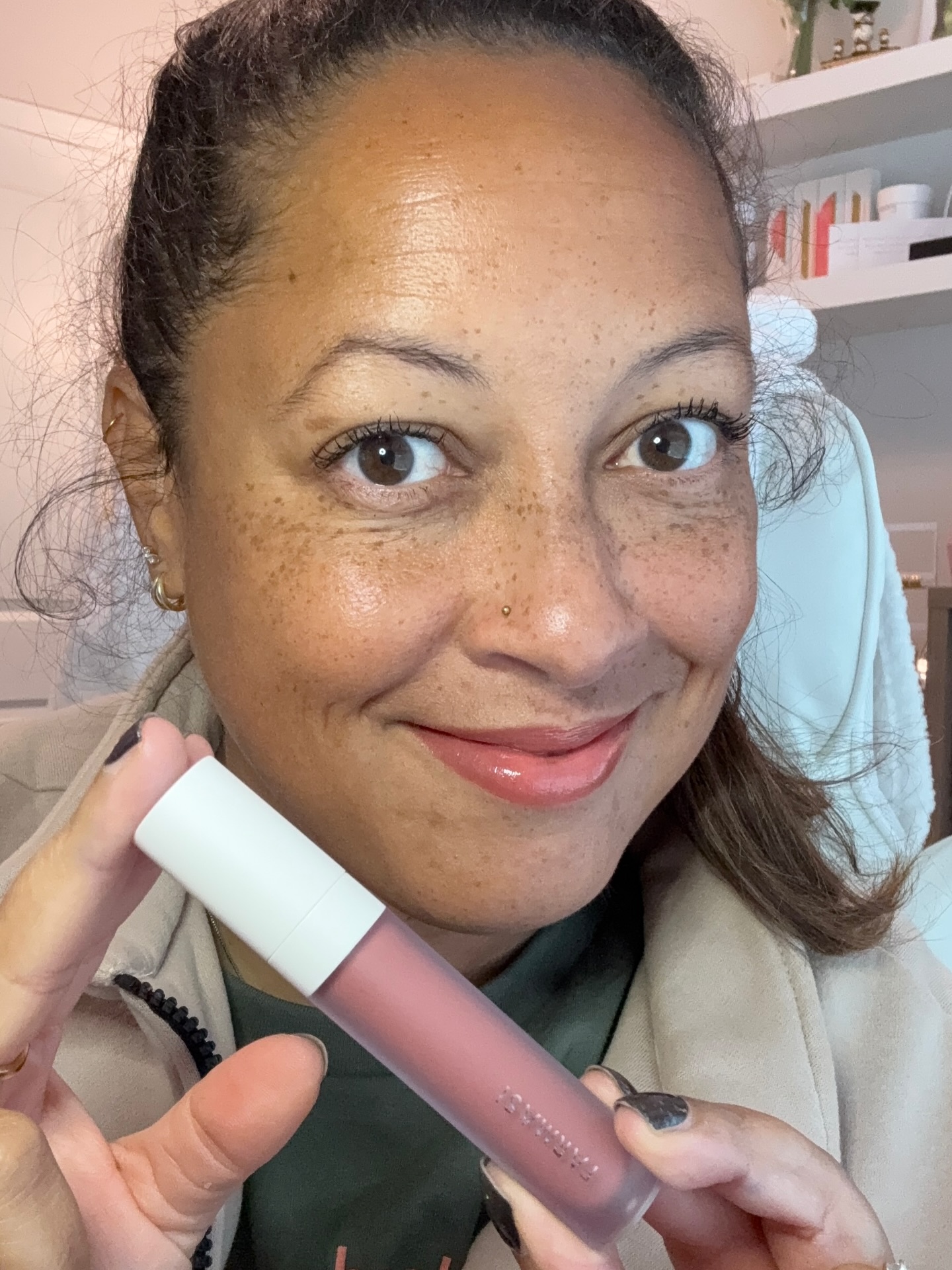 Mondays are for a little makeup.

But it’s not really about the makeup. 

It’s about how it makes you feel. 

Because when your nose is runny, your leg hurts, and you didn’t sleep well, a little lip lacquer goes a long way. 

It’s a pick me up. A boost. A little shot of feel good. 

So get your Valiente mood on with this lippie and start dancing your way through the day better than you started it. 💃🏻